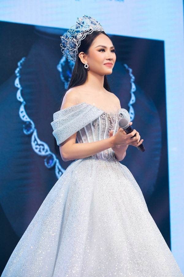 Đầm dạ hội khoét sâu hở ngực của Hoa hậu Trần Tiểu Vy