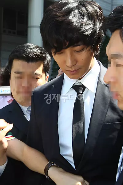Joo Ji Hoon: Thế tử vướng tù tội, người tình duy nhất của Song Ji Hyo và quá khứ tăm tối - Hình 3