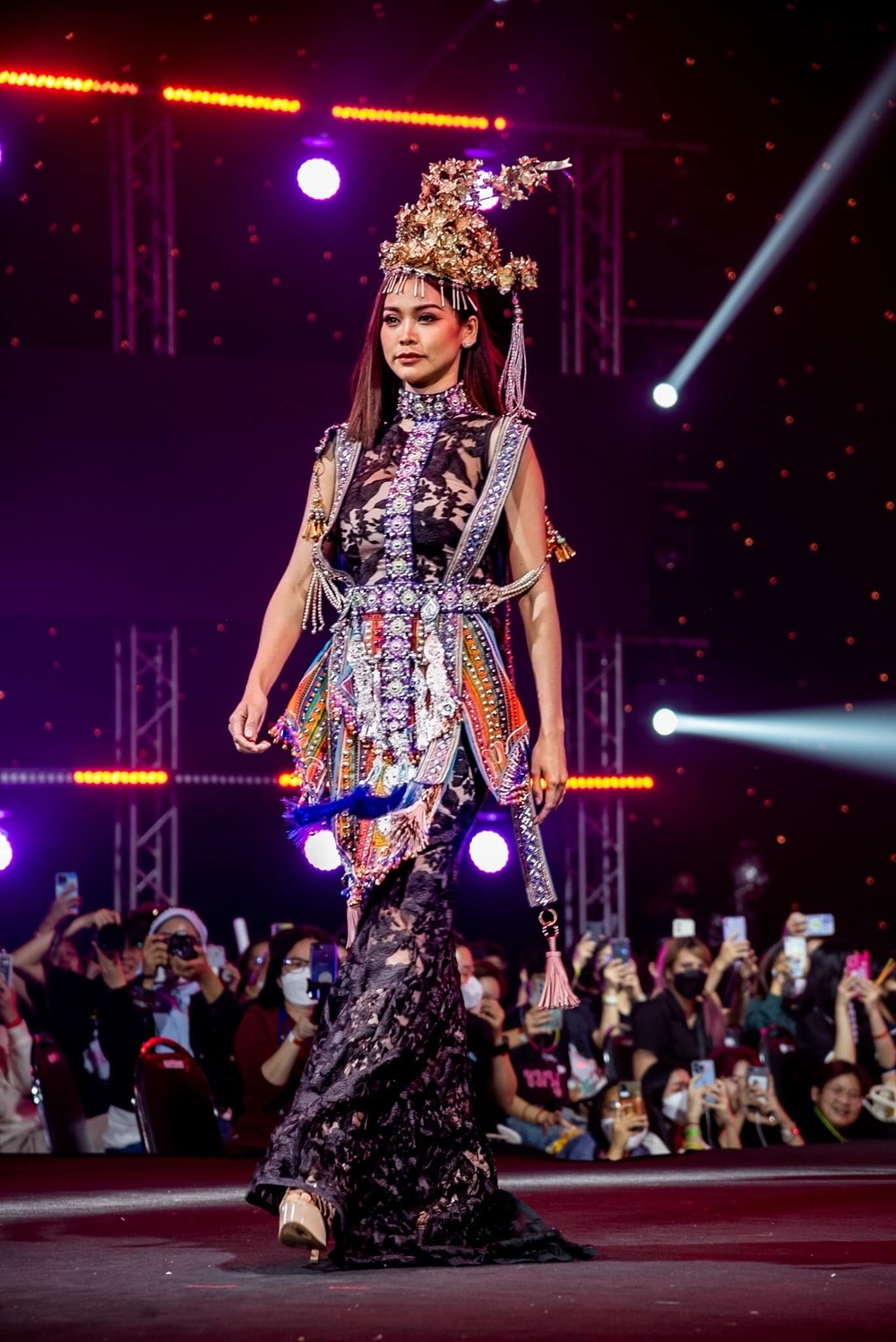 Tân MGI catwalk thần sầu trong trang phục truyền thống Thái Lan, Engfa bít cửa lùi về phía sau? - Hình 3