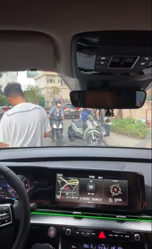 BIẾN CĂNG: Chồng cũ Diệp Lâm Anh bất ngờ chặn xe không cho đón con, đòi báo công an bắt vợ - Hình 1