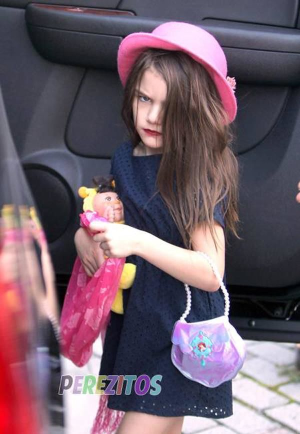 Suri Cruise: Công chúa kiêu kỳ bậc nhất Hollywood bị Tom Cruise bỏ rơi, nay sống giản dị bất ngờ - Hình 4