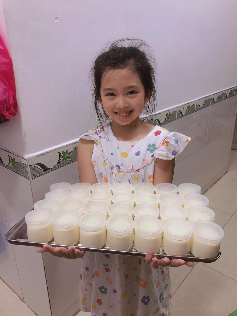 Con gái Mai Phương mới 9 tuổi đã chăm từ thiện, chăm sóc các em nhỏ - Hình 10