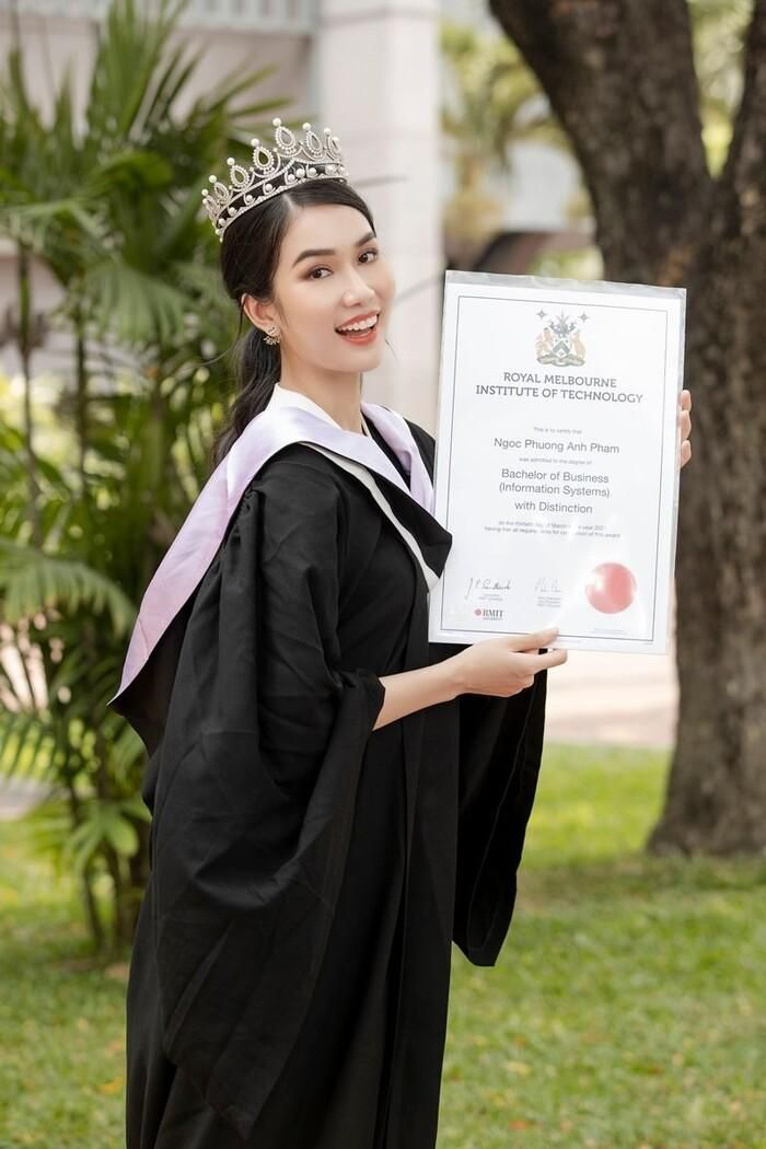 Á hậu Phương Anh lên đường đến Miss International 2022, fan vây kín, gây choáng với hình ảnh độc lạ - Hình 8