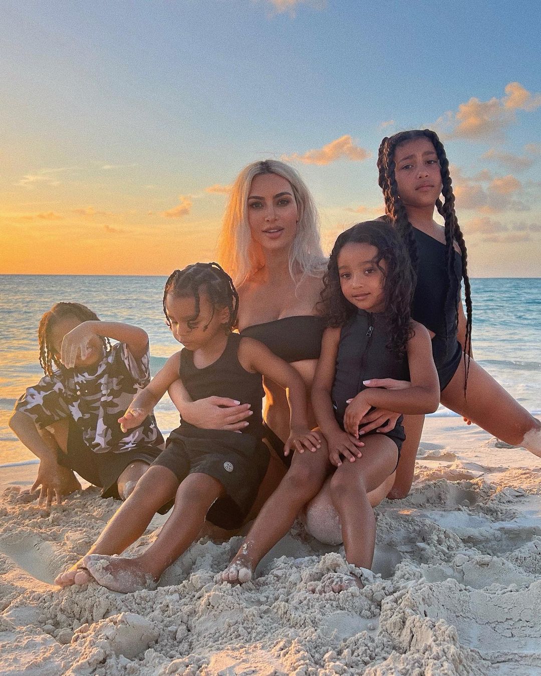 Kanye West chính thức mất vợ sau nhiều lần níu kéo, phải chu cấp hơn 4 tỷ mỗi tháng để nuôi con - Hình 3