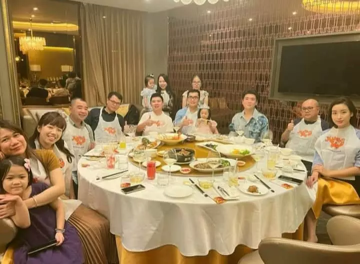 Đỗ Mỹ Linh cùng chồng xuất hiện trong tiệc gia đình, vẫn giữ khoảng cách sau khi về chung một nhà - Hình 2