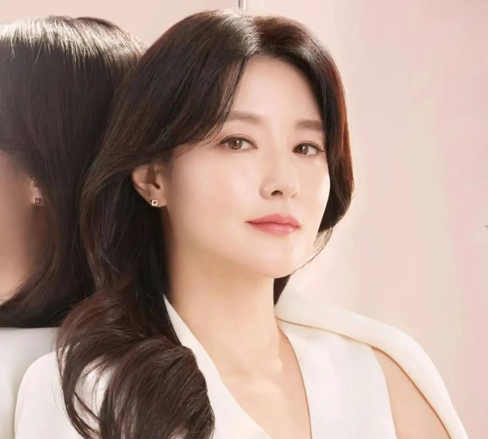 Lee Young Ae: 'Quốc bảo nhan sắc', giàu kếch xù, trả toàn bộ chi phí đưa nạn nhân Itaewon về quê - Hình 5