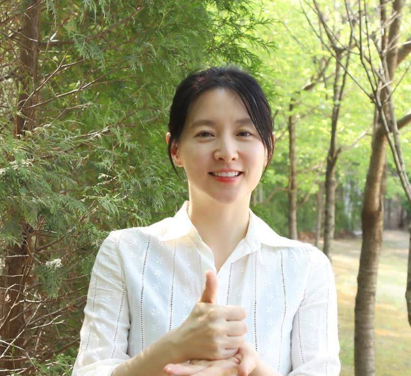 Lee Young Ae: 'Quốc bảo nhan sắc', giàu kếch xù, trả toàn bộ chi phí đưa nạn nhân Itaewon về quê - Hình 15