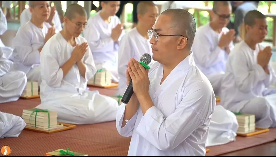 MC Đại Nghĩa lộ khoảnh khắc bật khóc nức nở sau 10 ngày cạo đầu xuất gia? - Hình 3