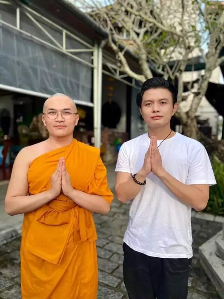 MC Đại Nghĩa lộ khoảnh khắc bật khóc nức nở sau 10 ngày cạo đầu xuất gia? - Hình 4