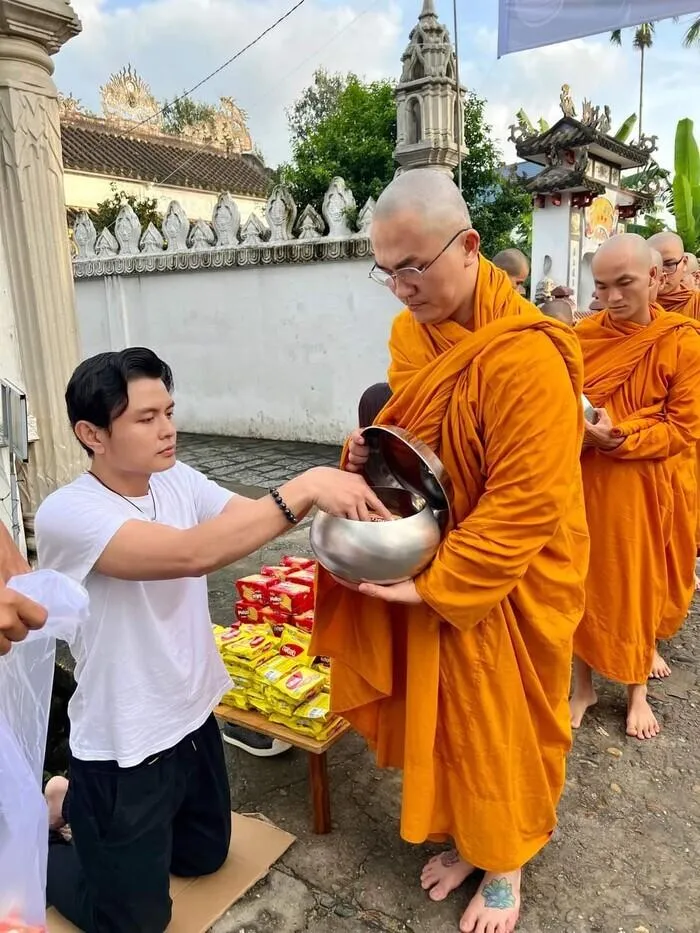 MC Đại Nghĩa lộ khoảnh khắc bật khóc nức nở sau 10 ngày cạo đầu xuất gia? - Hình 1
