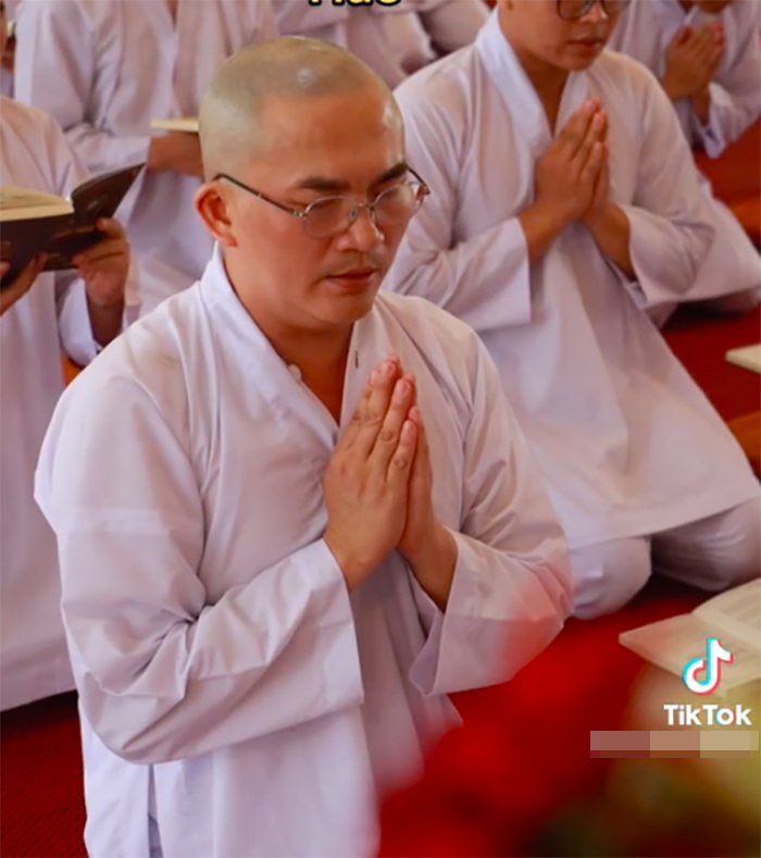 MC Đại Nghĩa lộ khoảnh khắc bật khóc nức nở sau 10 ngày cạo đầu xuất gia? - Hình 6