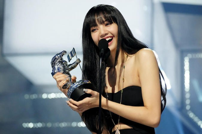 Lisa đánh bại Adele, Rosé nhợt nhạt ở sự kiện, BLACKPINK bị Indonesia từ chối không cho biểu diễn? - Hình 3