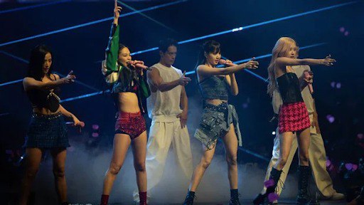 Jennie gặp sự cố nghiêm trọng tại buổi biểu diễn cùng BLACKPINK, phải chống nạng mới đi được - Hình 13