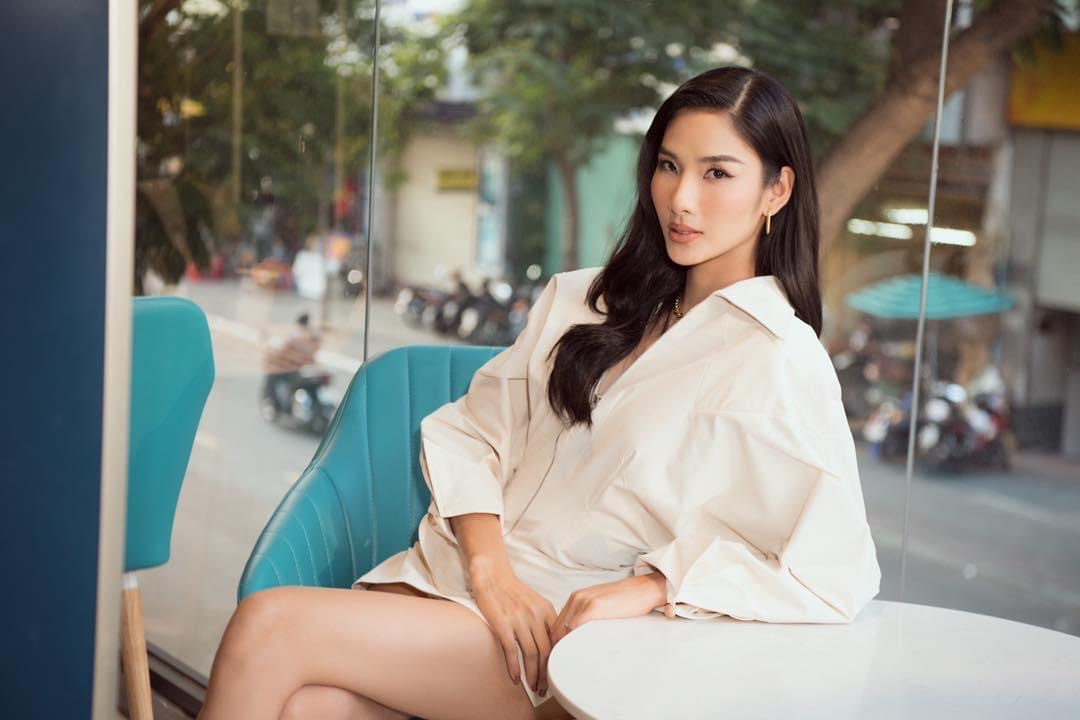 Á hậu Hoàng Thùy đăng đàn ẩn ý sâu cay lúc nửa đêm, NTK của Thùy Tiên cũng đanh thép ám chỉ 1 ai đó? - Hình 1