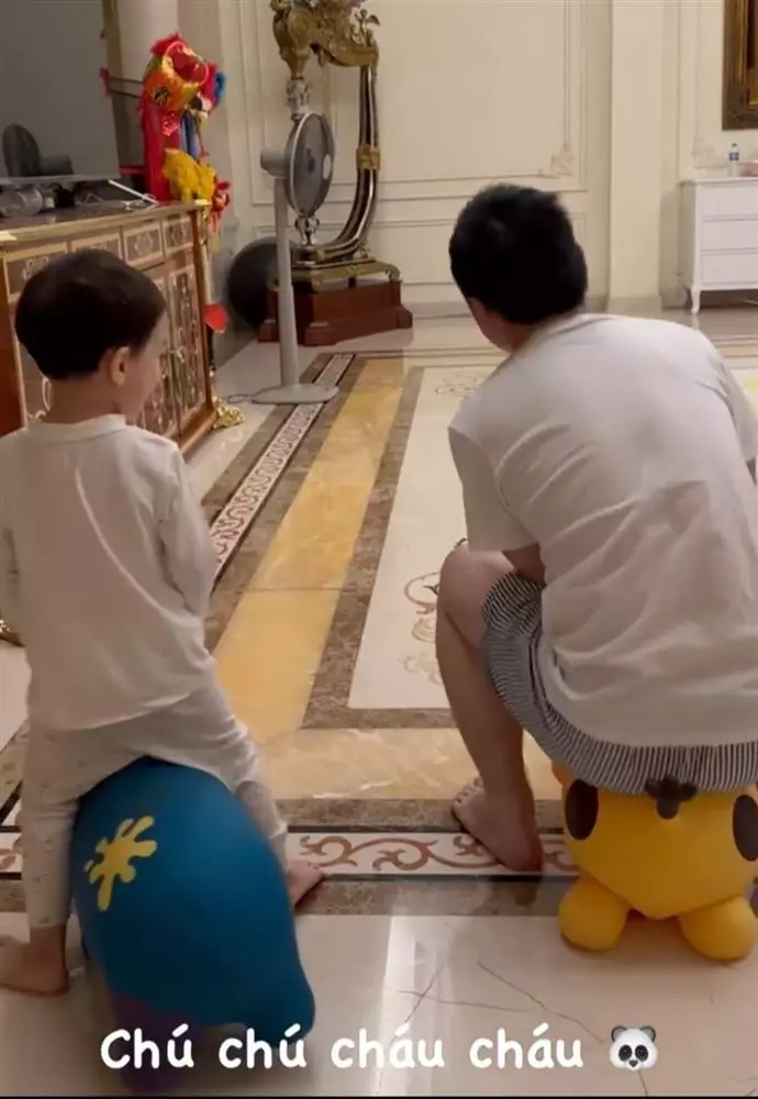 Chồng thiếu gia Đỗ Mỹ Linh chăm cháu cưng, dân mạng xúyt xoa: Chắc mong có con lắm đây! - Hình 3
