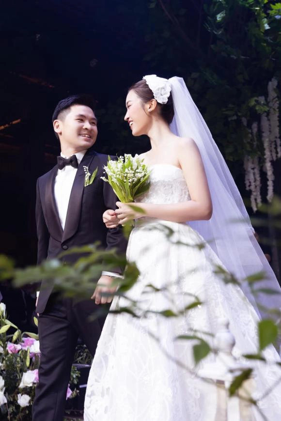 Chồng thiếu gia Đỗ Mỹ Linh chăm cháu cưng, dân mạng xúyt xoa: Chắc mong có con lắm đây! - Hình 2