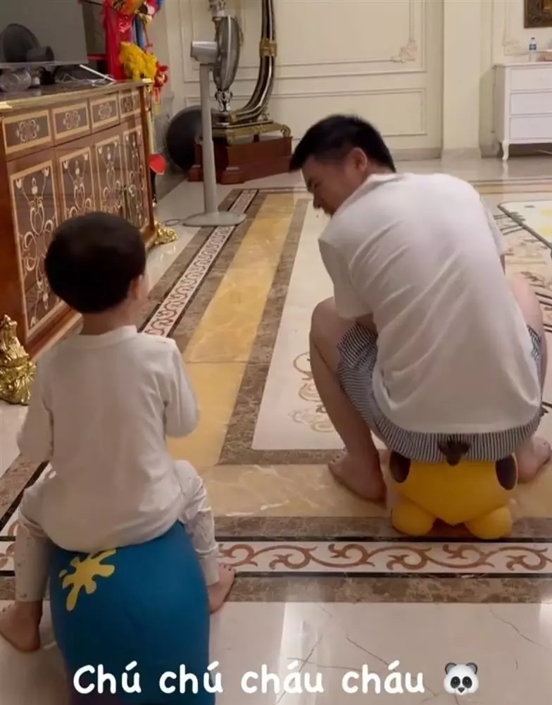 Chồng thiếu gia Đỗ Mỹ Linh chăm cháu cưng, dân mạng xúyt xoa: Chắc mong có con lắm đây! - Hình 4