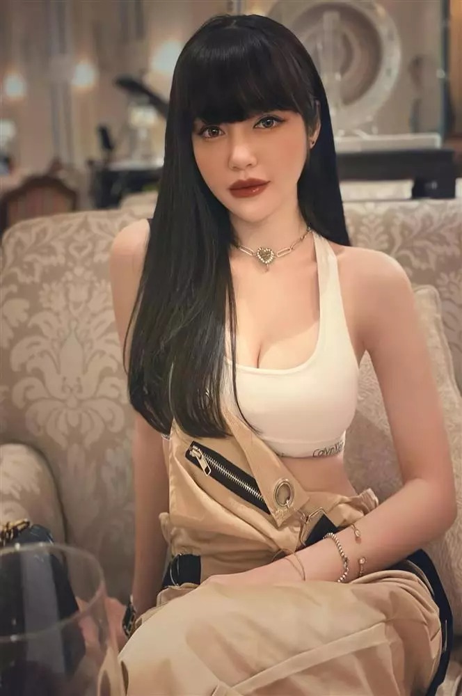 Elly Trần bị đào ảnh thời còn phèn: Nhan sắc khiến nhiều người hốt hoảng, khác xa với hiện tại - Hình 12