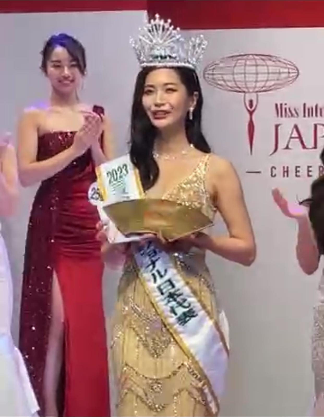 Tân MIJ 2022 - đối thủ Phương Anh vừa lộ diễn đã gây choáng với màn đội crown như ụp nón bảo hiểm? - Hình 2