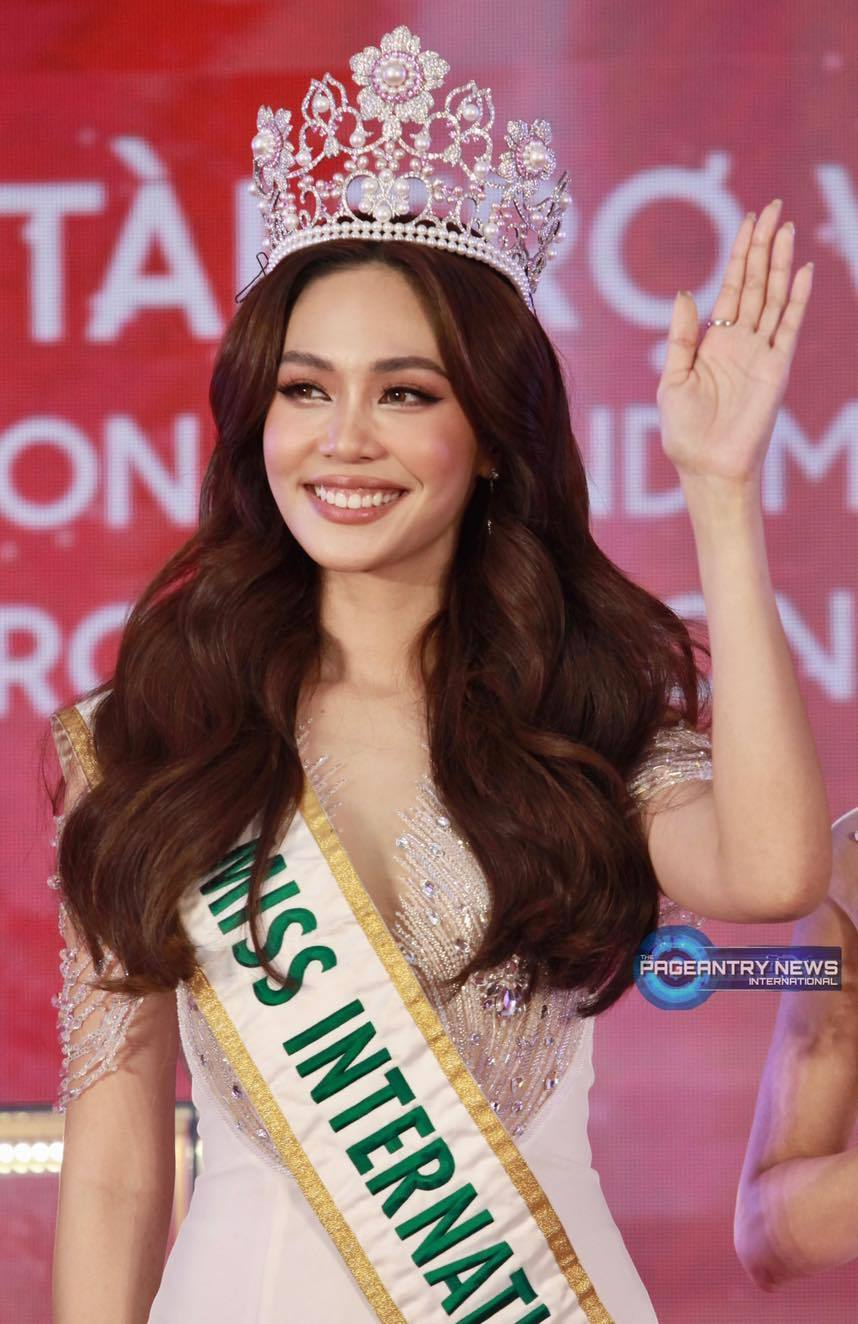 Tân MIJ 2022 - đối thủ Phương Anh vừa lộ diễn đã gây choáng với màn đội crown như ụp nón bảo hiểm? - Hình 7