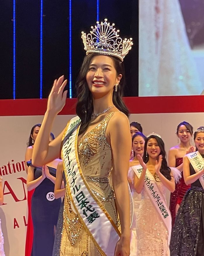Tân MIJ 2022 - đối thủ Phương Anh vừa lộ diễn đã gây choáng với màn đội crown như ụp nón bảo hiểm? - Hình 1
