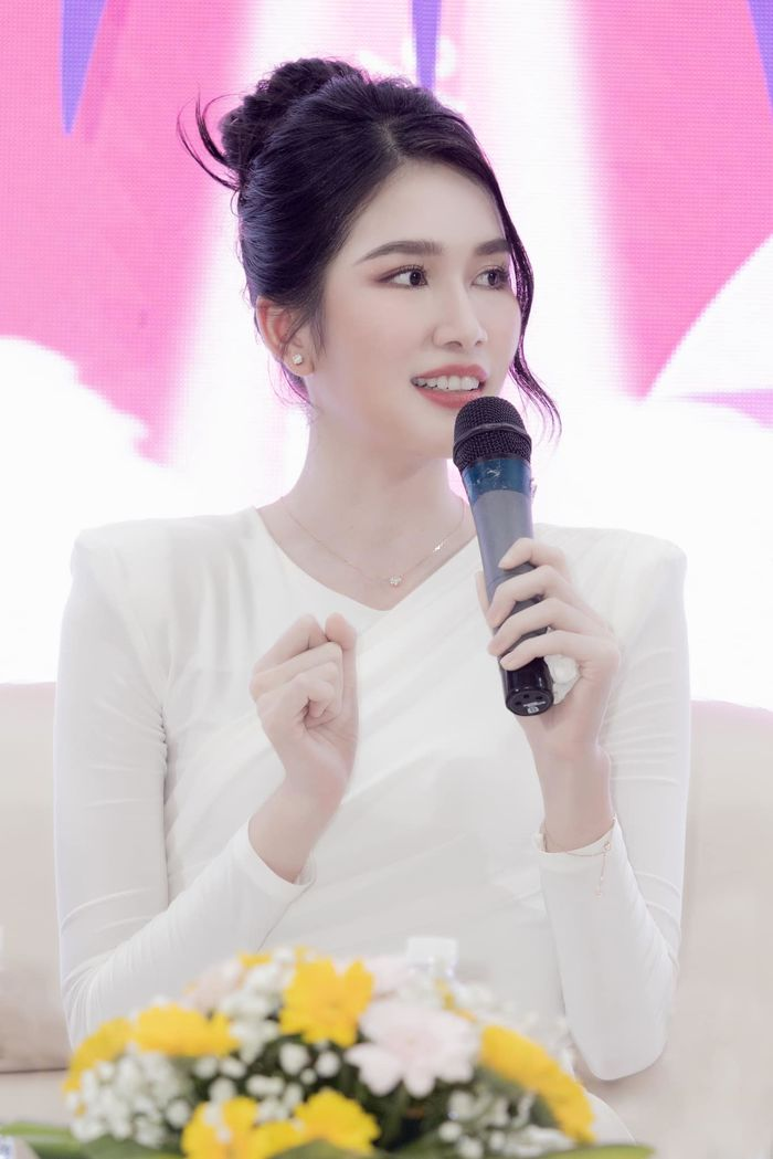 Tân MIJ 2022 - đối thủ Phương Anh vừa lộ diễn đã gây choáng với màn đội crown như ụp nón bảo hiểm? - Hình 9