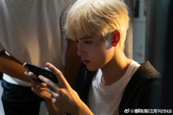 Trần Phi Vũ vừa vụt sáng đã trở thành con ghẻ của Cbiz giữa ồn ào yêu đương Trương Tịnh Nghi - Hình 2