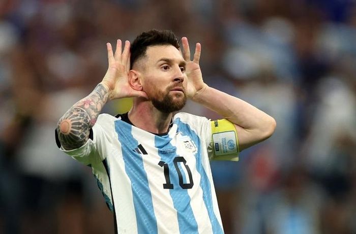 HLV Hà Lan bị chọc tức bởi sự ẩn ý của Messi khi ăn mừng bàn thắng. Xem ảnh để hiểu rõ hơn về tình huống và tài năng của Messi, một trong những cầu thủ tốt nhất thế giới.