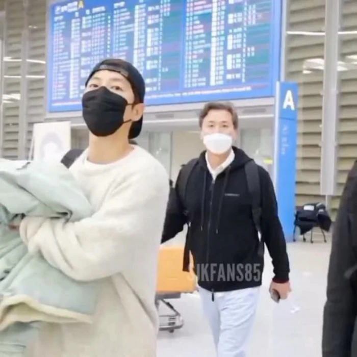 Song Joong Ki vừa về Hàn Quốc, xuất hiện ôm tình tứ bên bạn gái mới ở sân bay - Hình 1