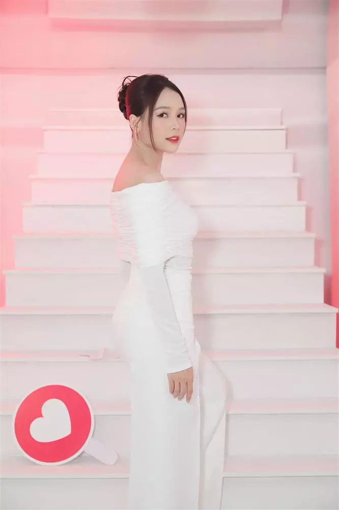 Hot girl Sam bất ngờ được cầu hôn, gây choáng với nhẫn kim cương khủng: Hoa cưới Diệu Nhi ứng nghiệm - Hình 2