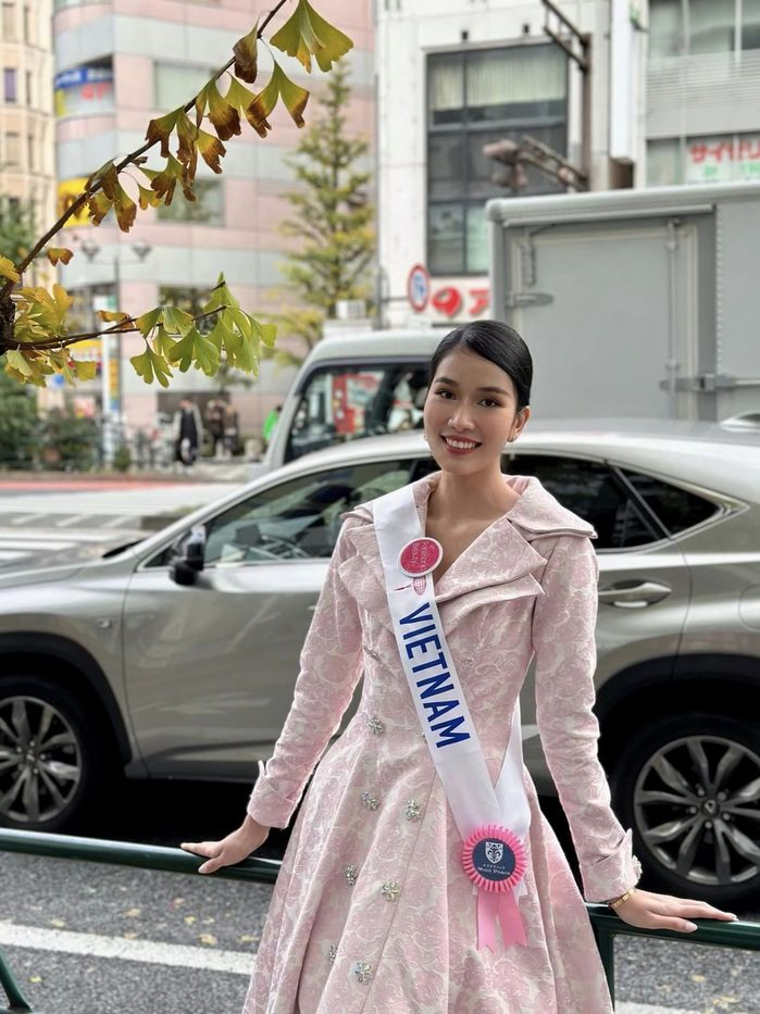 Phương Anh gây tranh cãi trong phần thi Trang phục áo tắm ở MI 2022: Fan khuyên không búi tóc vía - Hình 15