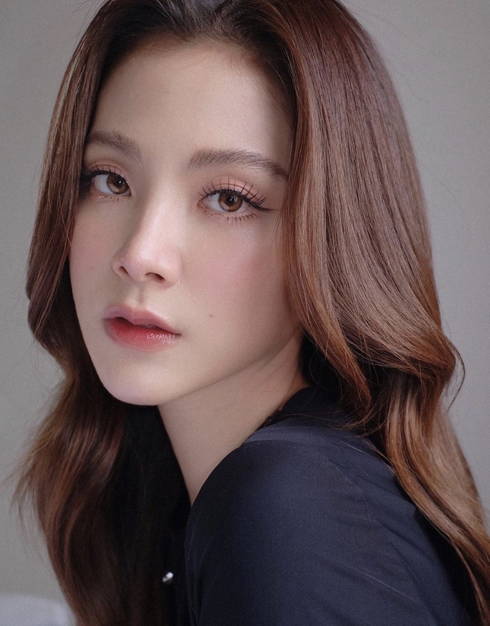 Baifern Pimchanok đeo khẩu trang, hẹn hò lãng mạn với Nine Naphat giữa lùm xùm bị triệu tập - Hình 1