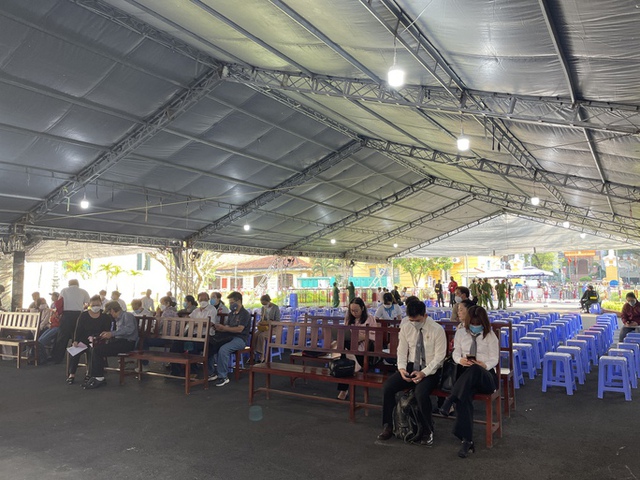 Bị hại vụ Alibaba lừa đảo đến TAND TP HCM đông dần - Hình 7