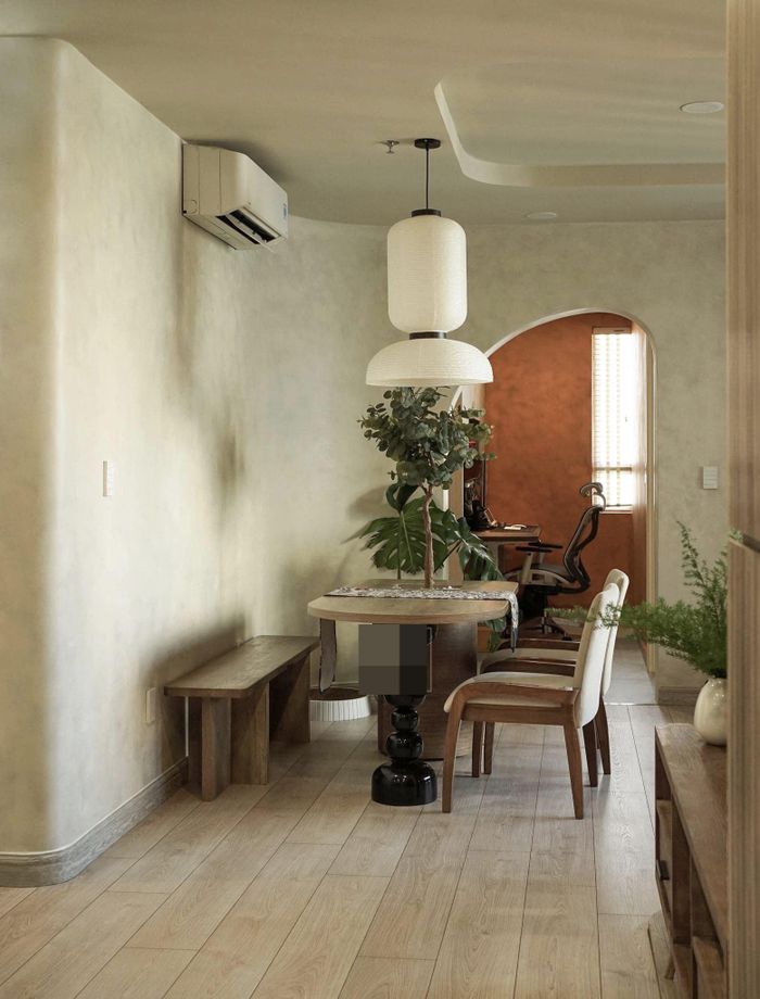 Căn hộ 75m2 phong cách Wabi-sabi tạo không gian mở bằng vách cong - Hình 2