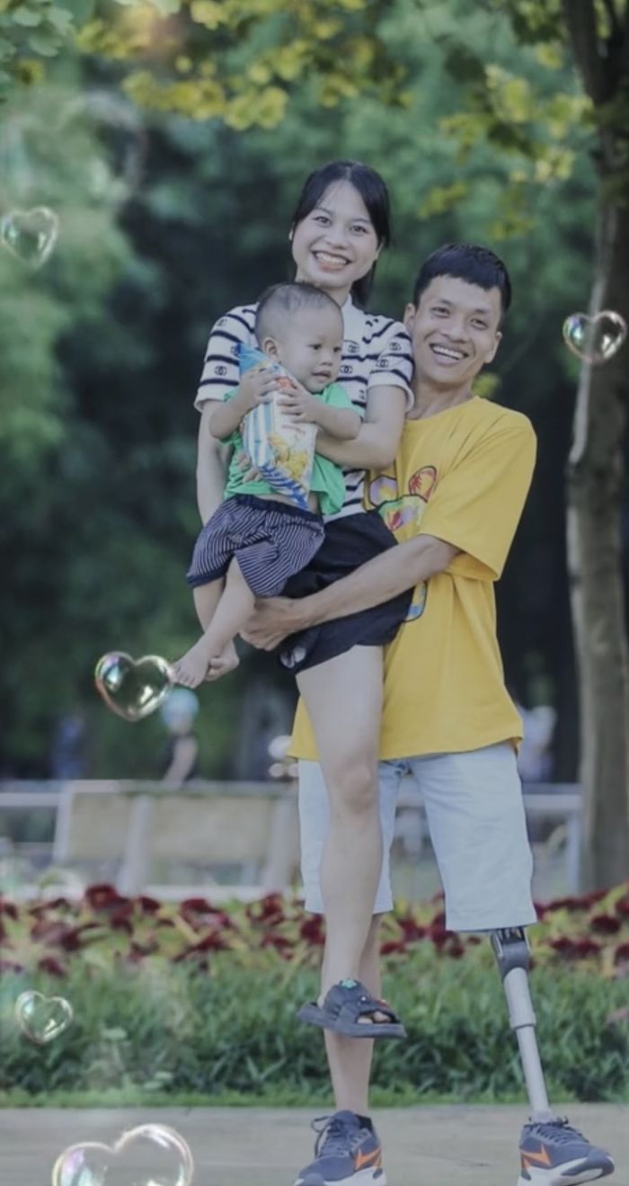 Cặp đôi lính chì và con trai vượt chặn đường 10km khiến ai cũng phục - Hình 9