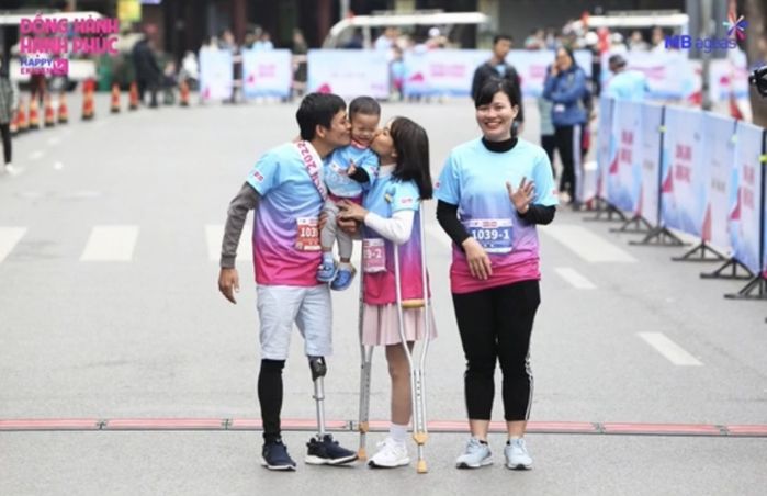 Cặp đôi lính chì và con trai vượt chặn đường 10km khiến ai cũng phục - Hình 1