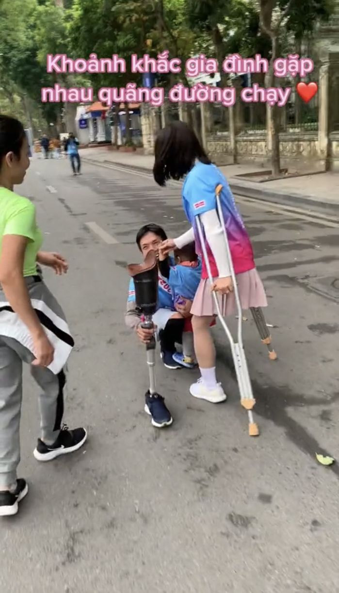 Cặp đôi lính chì và con trai vượt chặn đường 10km khiến ai cũng phục - Hình 4