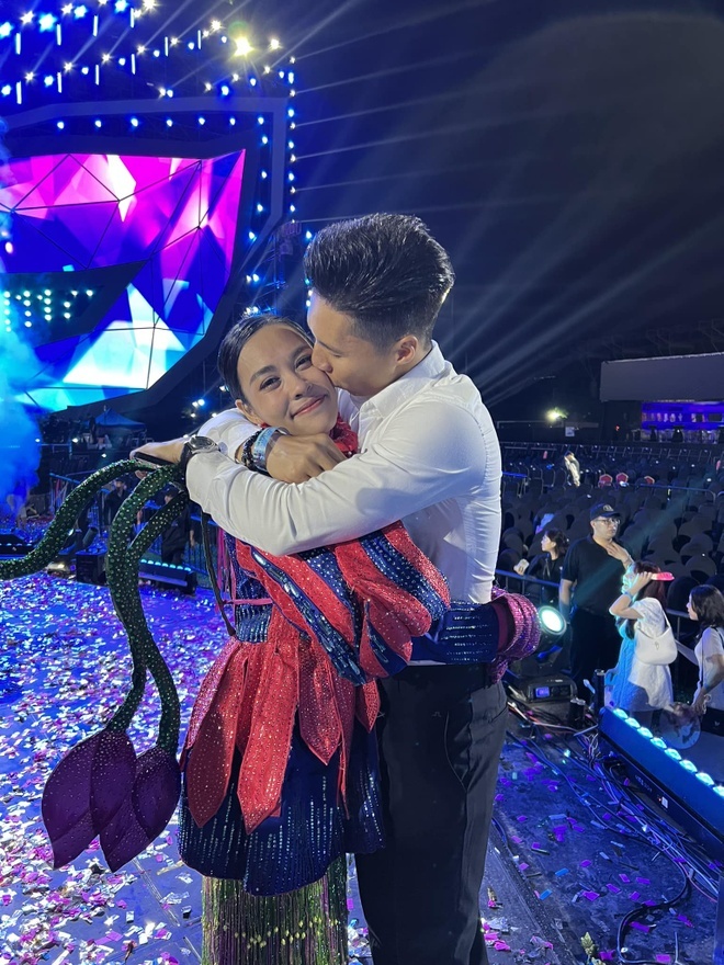Hoàng tử xiếc Quốc Nghiệp thành ô sin đưa vợ đi chạy show - Hình 3
