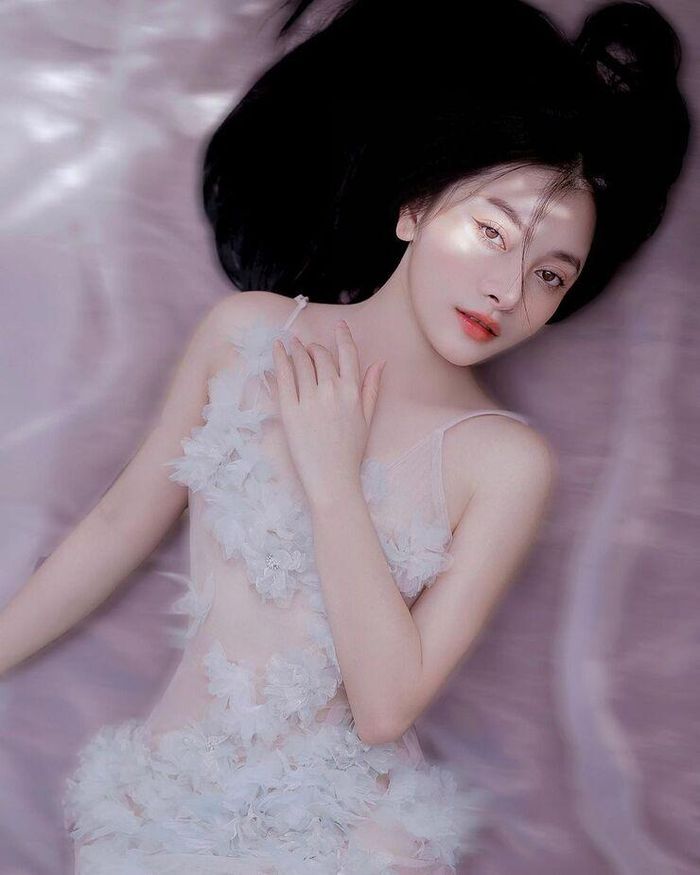Hot girl áo dài Meily Mia đổi gu, quyến rũ không lối thoát - Hình 5