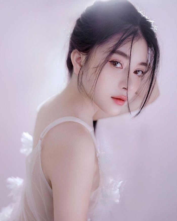 Hot girl áo dài Meily Mia đổi gu, quyến rũ không lối thoát - Hình 4