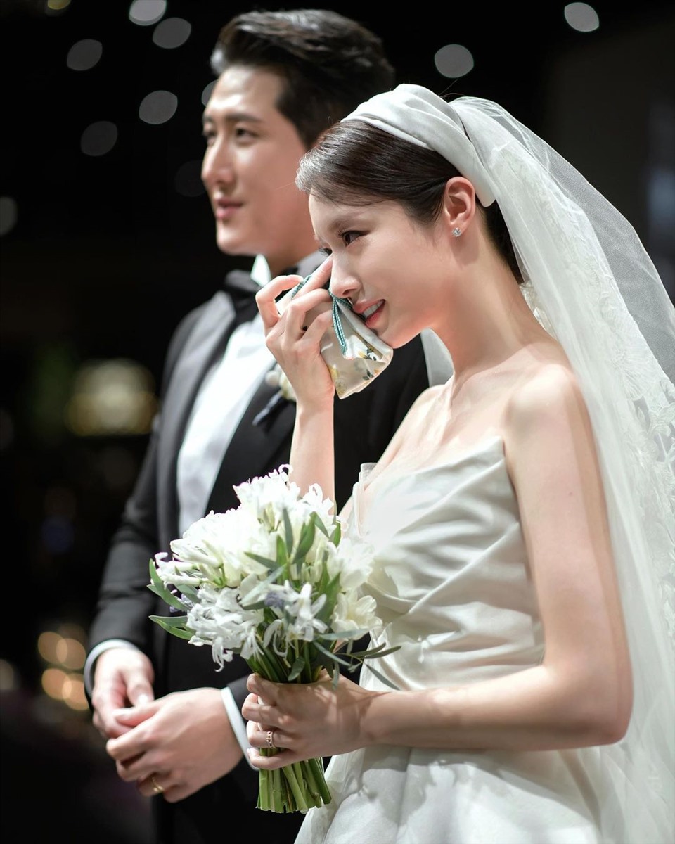 IU tặng bạn thân Ji Yeon vương miện ngọc trai trong ngày cưới - Hình 6