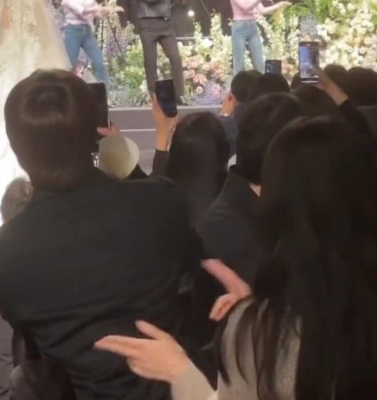 Jiyeon là cô dâu số hưởng: Được chồng cưng, IU tặng quà kim cương - Hình 12