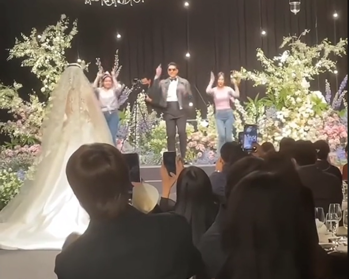 Jiyeon là cô dâu số hưởng: Được chồng cưng, IU tặng quà kim cương - Hình 11