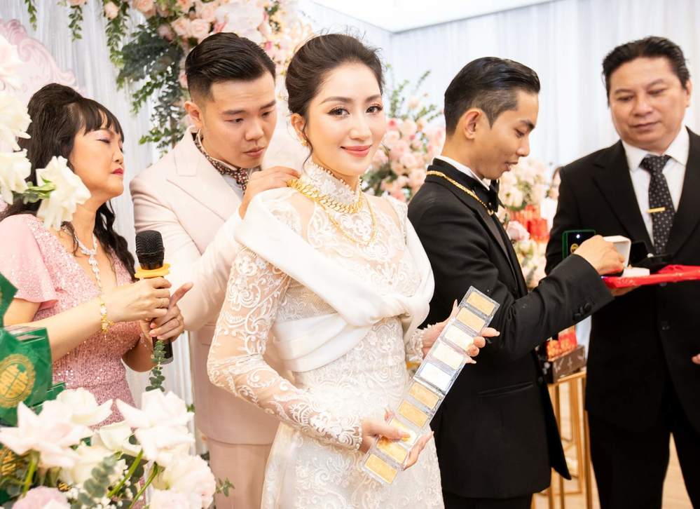 Khánh Thi được bà ngoại Phan Hiển trực tiếp tặng vàng làm sính lễ - Hình 4