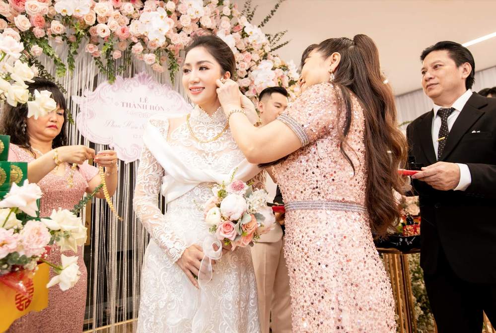 Khánh Thi được bà ngoại Phan Hiển trực tiếp tặng vàng làm sính lễ - Hình 3