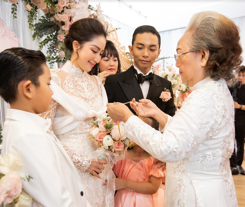 Khánh Thi được bà ngoại Phan Hiển trực tiếp tặng vàng làm sính lễ - Hình 2