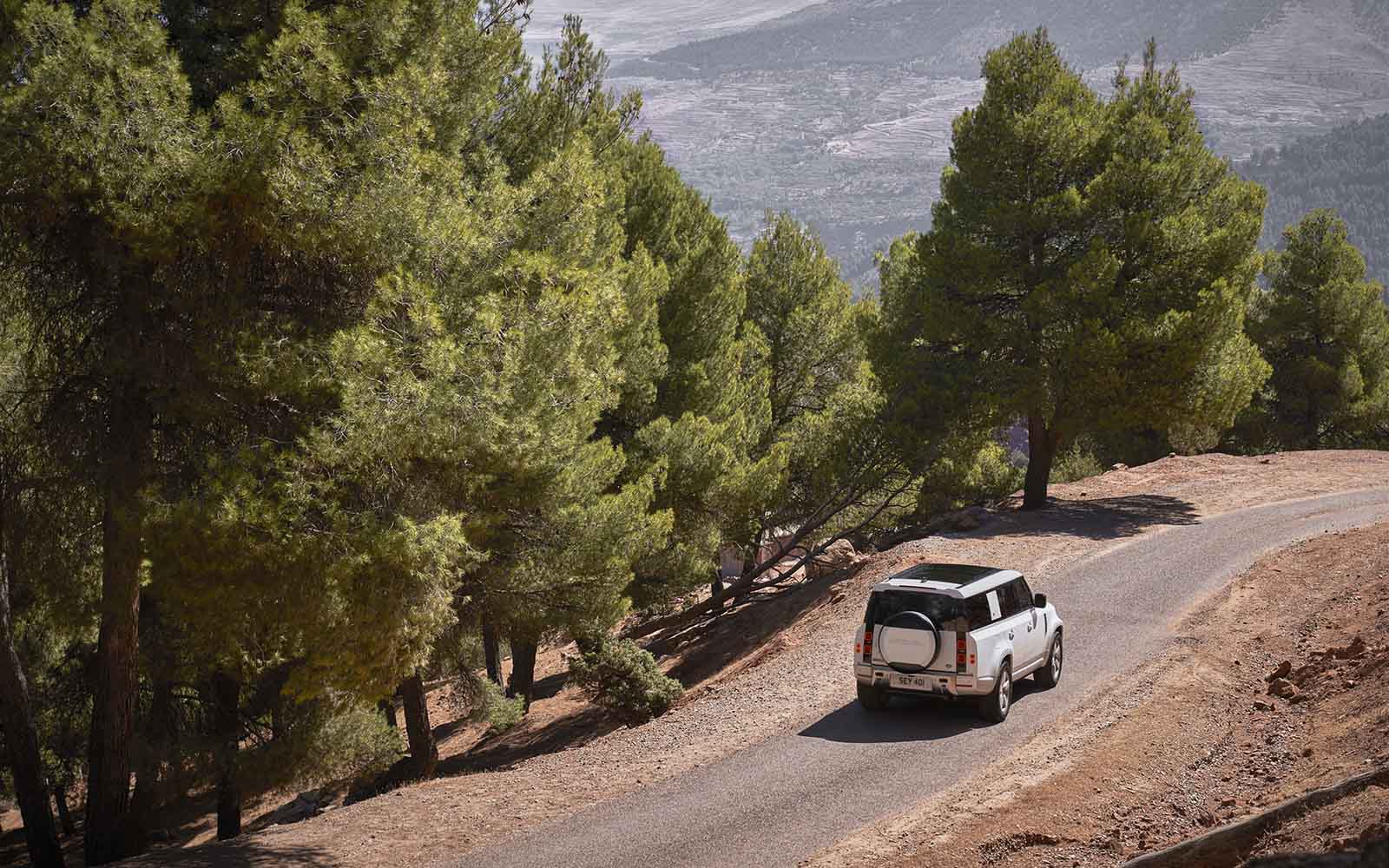 Land Rover Defender 130: Chút đậm vị cho ly nâu đá ngày đông - Hình 7