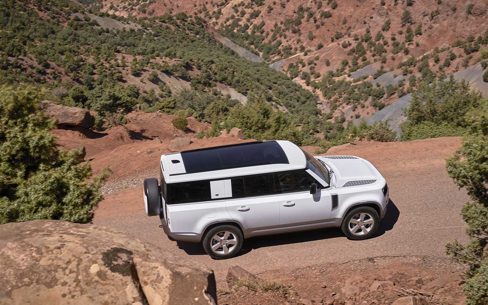Land Rover Defender 130: Chút đậm vị cho ly nâu đá ngày đông - Hình 1