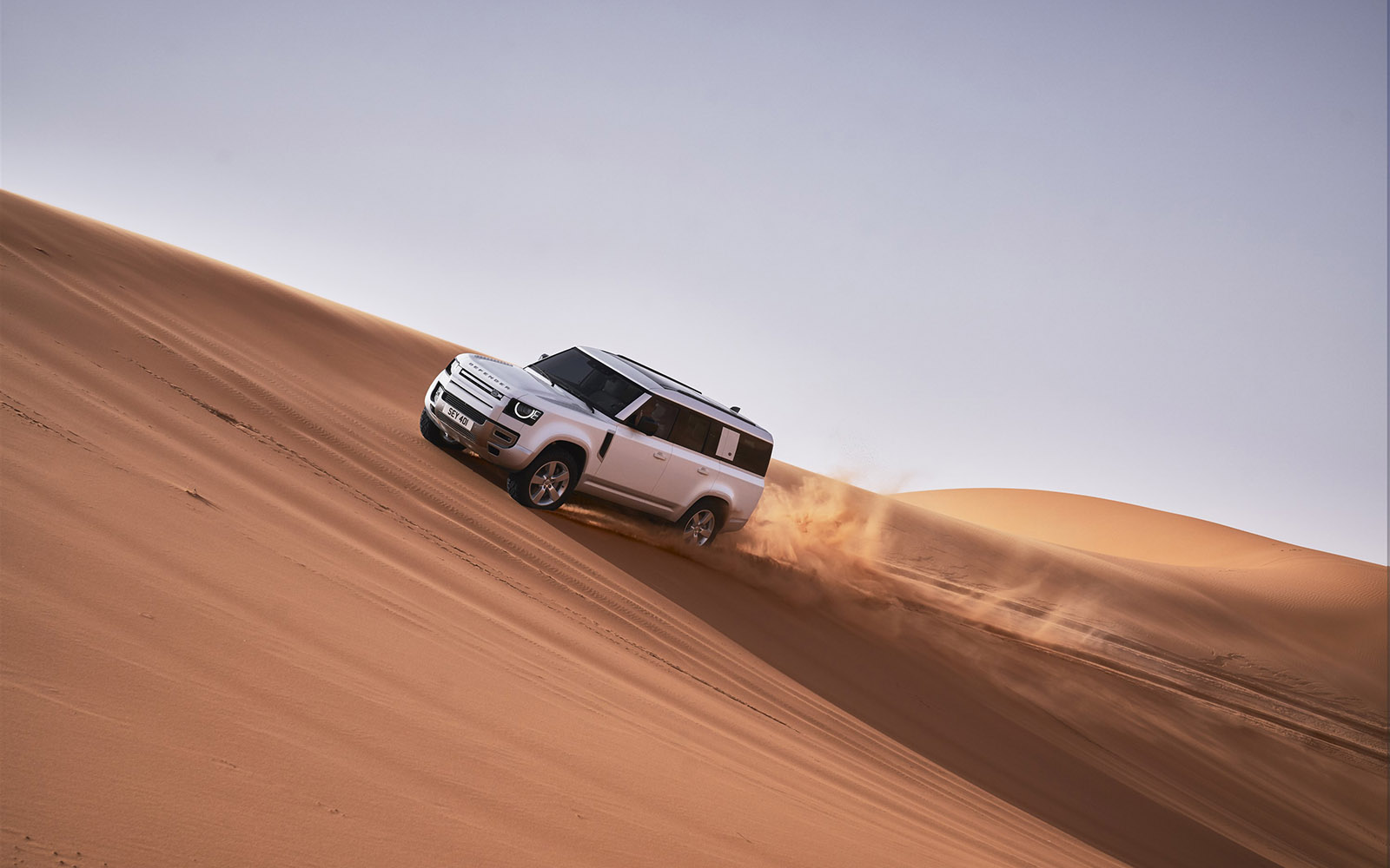 Land Rover Defender 130: Chút đậm vị cho ly nâu đá ngày đông - Hình 6