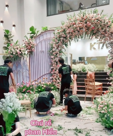 Lễ gia tiên Khánh Thi - Phan Hiển: Nở rộ 15 nghìn hoa hồng nhập khẩu - Hình 2